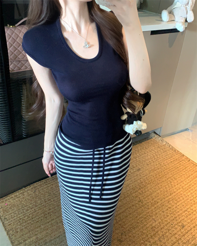 U-Neck Knit Short-Sleeve T-Shirt and Striped Skirt Two-Piece Set for Women Summer New - Image 4