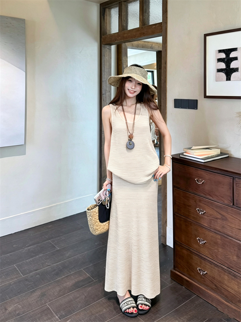 Women's Two-Piece Knit Set U-Neck Sleeveless Vest and High-Waist Bodycon Skirt Summer - Image 4
