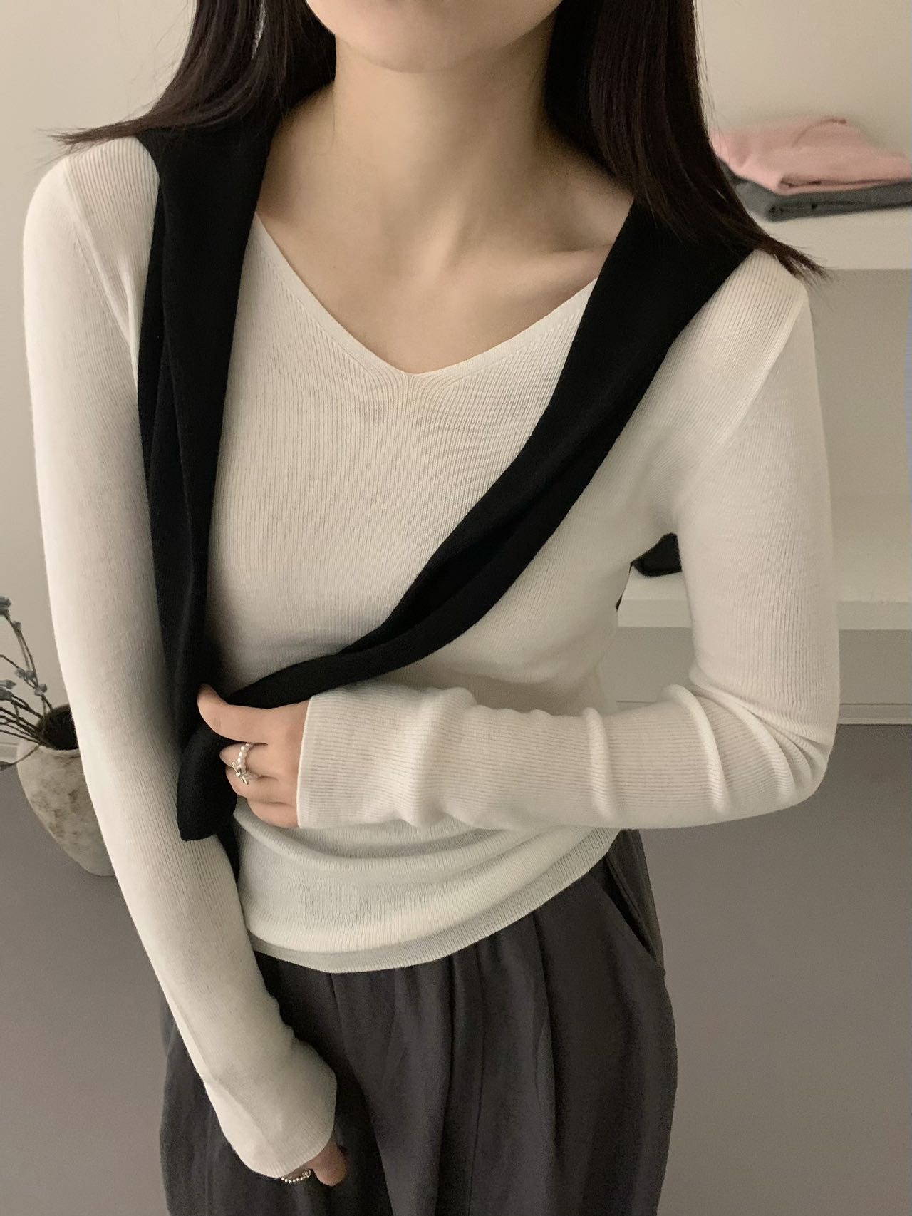 Solid V-Neck Long Sleeve Fine Knit Sweater for Women - Image 2